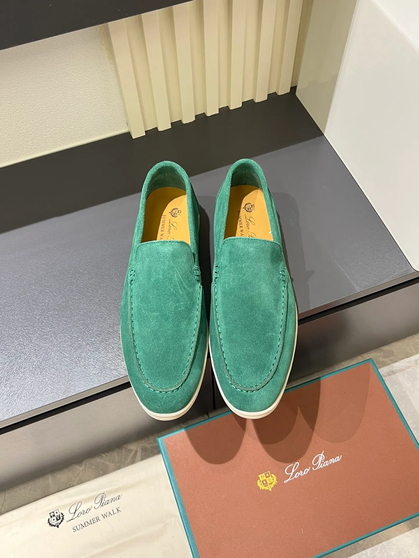 Men's shoes 💰p360 "Loro men's shoes 💰pian'*" Classic L men's shoes for couples 💰p Top version British flat loafers, a must-have item in old money style, the minimalist design is eye-catching and durable, a plus point for dressing The soft foot feel and texture are outstanding. They don’t scratch your feet and are very nice. They are matched with soft and waxy soles. They can be worn daily for a long time without getting tired. They are easy to wear, versatile and classic items, with perfect foot feel and texture! Imported cashmere fabric, the lining is made of imported A-grade water-dyed cow lining, the top version of the genuine leather midsole is sewn with pure handmade mark thread! Size: Female 35-40 (34. Customized) Male 38-44 (45.46. Customized)
